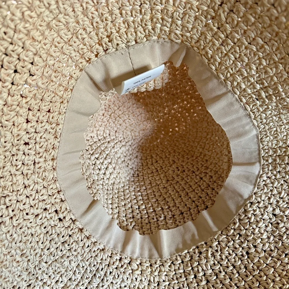 WOMENS PAPER BRAID SUN HAT. NEW CONDITION. STRING BEADS. 3” BRIM. SIZE S/M